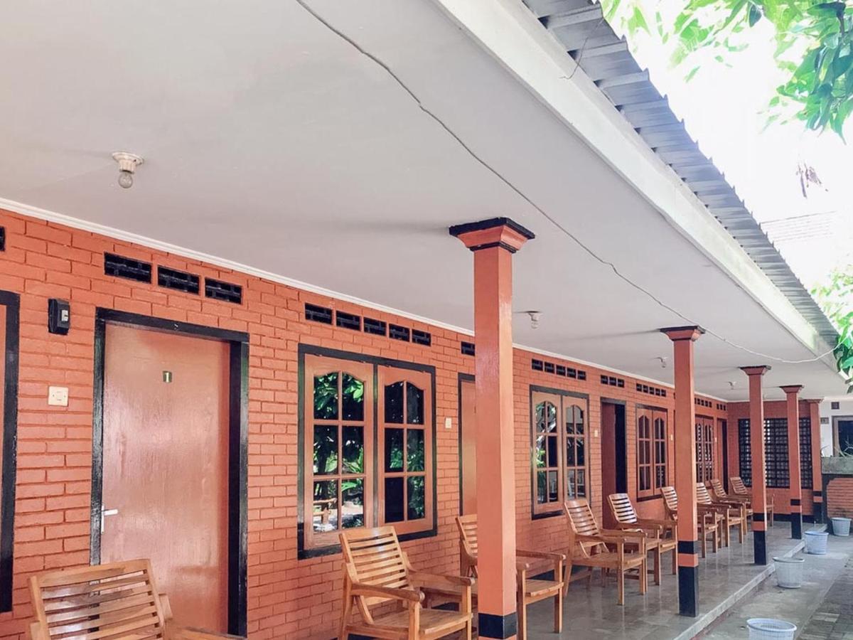 Oka Homestay Mitra Reddoorz Матарам Экстерьер фото